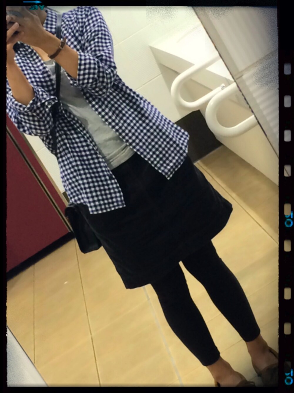 「UNIQLO シャツ、coen、モカシン、ミネトンカ、ROPE」｜「UNIQLOのアイテム（シャツ/ブラウス、ブルー系）」を使った、よこやまさん（レディース・160cm）の秋コーディネートの1枚目の写真