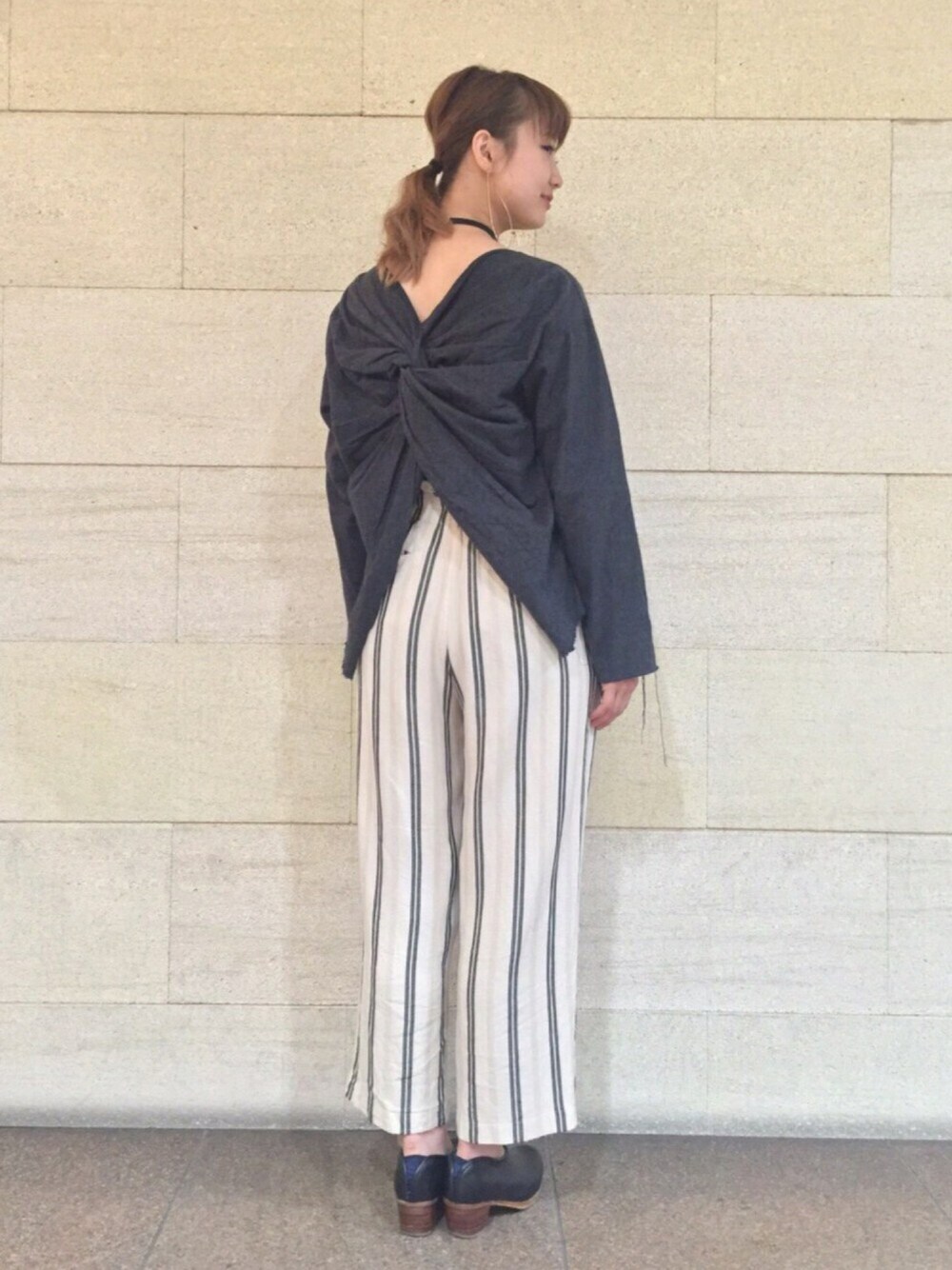 「大人カジュアル、モノトーン、バックスタイル、ワイドパンツ、ストライプ、ポニーテール、チョーカー、casual、RBS、秋服」｜「RBSの【予約】RBS / バック ツイスト プルオーバー（その他トップス、グレー系）」を使った、ミヤビさん（レディース・164cm）の夏コーディネートの1枚目の写真