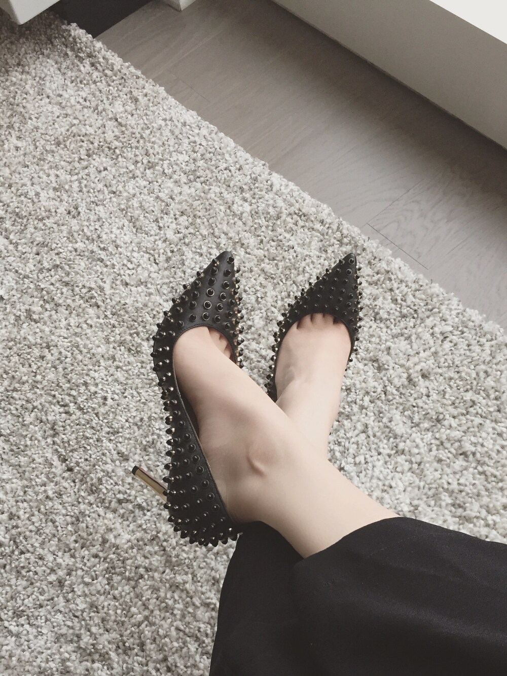 「Christian LouboutinのChristian Louboutin Follies Cabo Studded Red Sole Pump, Black（パンプス、ブラック系）」を使った、Gabrielle Pengさん（レディース・168cm）の夏コーディネートの1枚目の写真