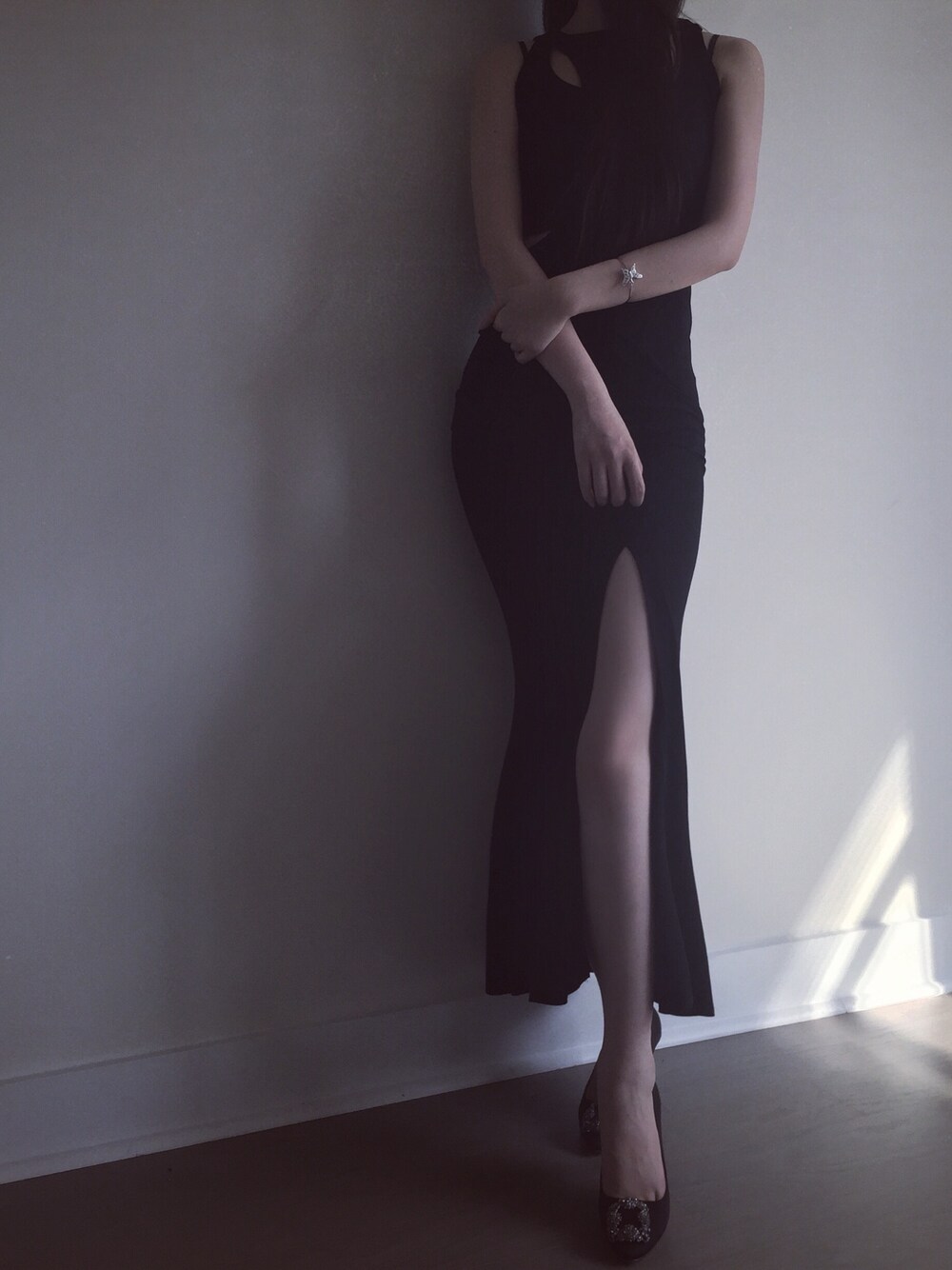 「RIVER ISLANDのアイテム（ワンピース、ブラック系）」を使った、Gabrielle Pengさん（レディース・168cm）の夏コーディネートの1枚目の写真