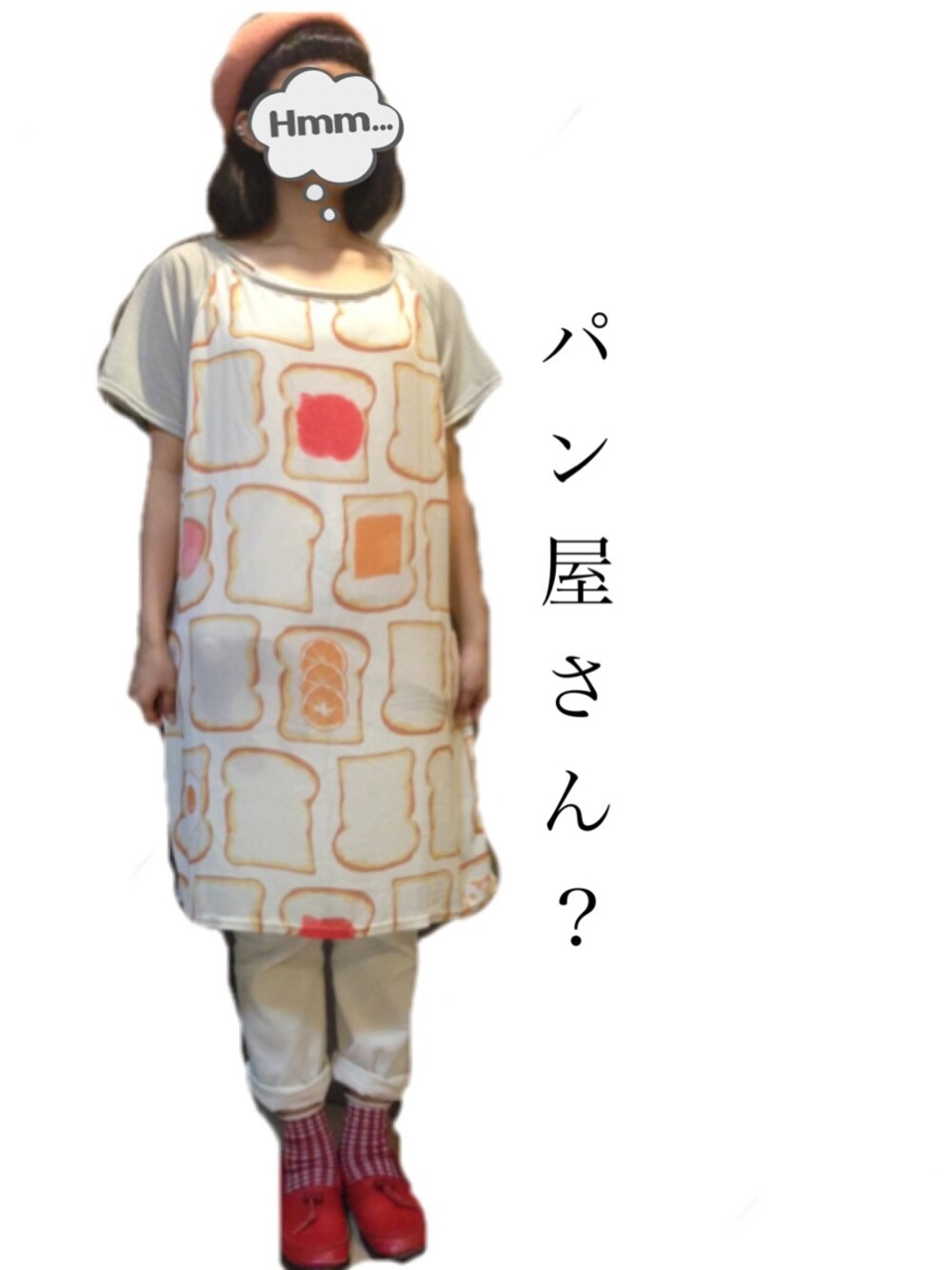 ベージュ系のワンピース、ホワイト系のその他パンツを着用したレディースの夏コーディネートの1枚目の写真