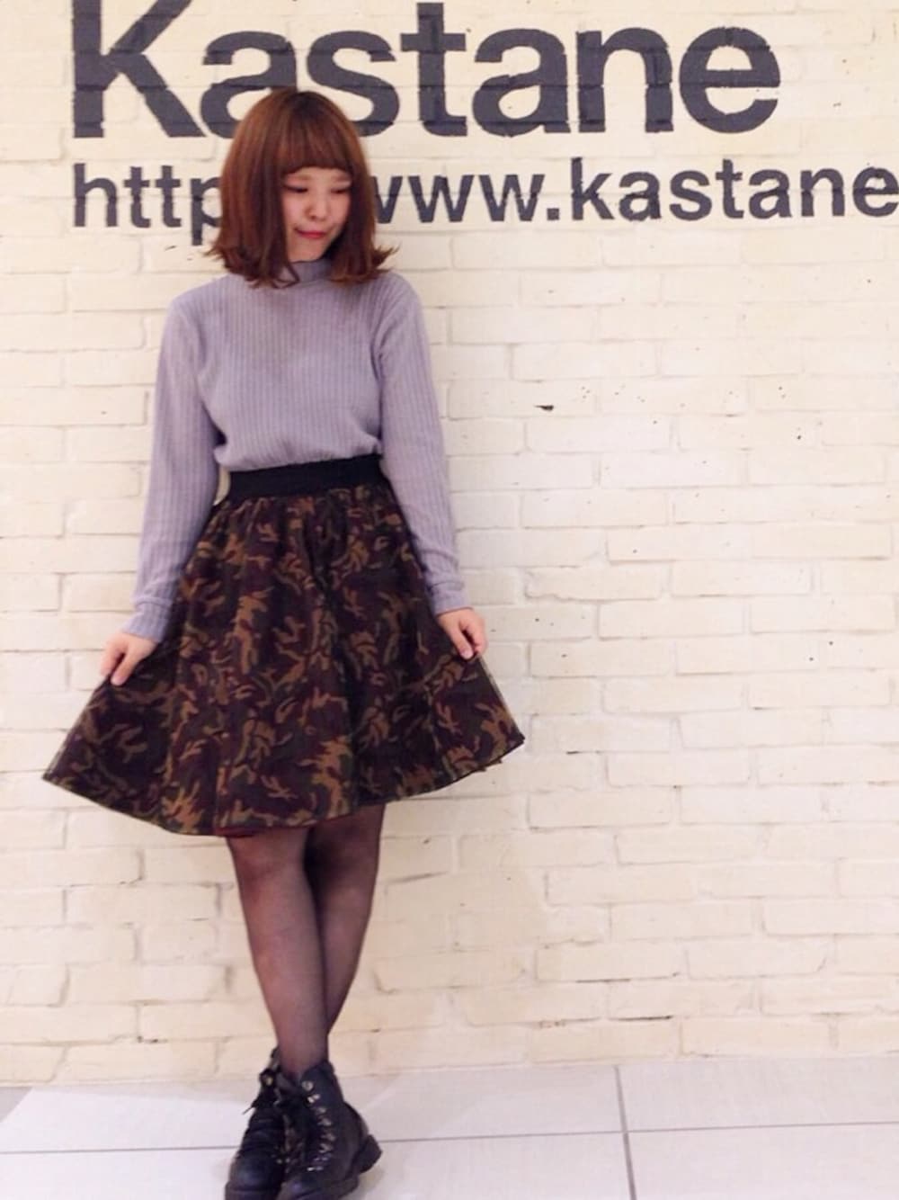 「Kastane、ミリタリースカート、ダークカラー、外ハネ、リブニット」｜「Kastaneのアイテム（ニット/セーター、グレー系）」を使った、さとちゃんさん（レディース・165cm）の秋コーディネートの1枚目の写真