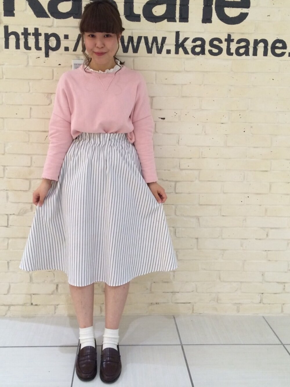 「スウェット、えりつき、ミモレ丈スカート、ストライプ、スカート、ピンク」｜「Kastaneの【Kastane】ストライプミモレWタックスカート（スカート、その他）」を使った、さとちゃんさん（レディース・162cm）の冬コーディネートの1枚目の写真
