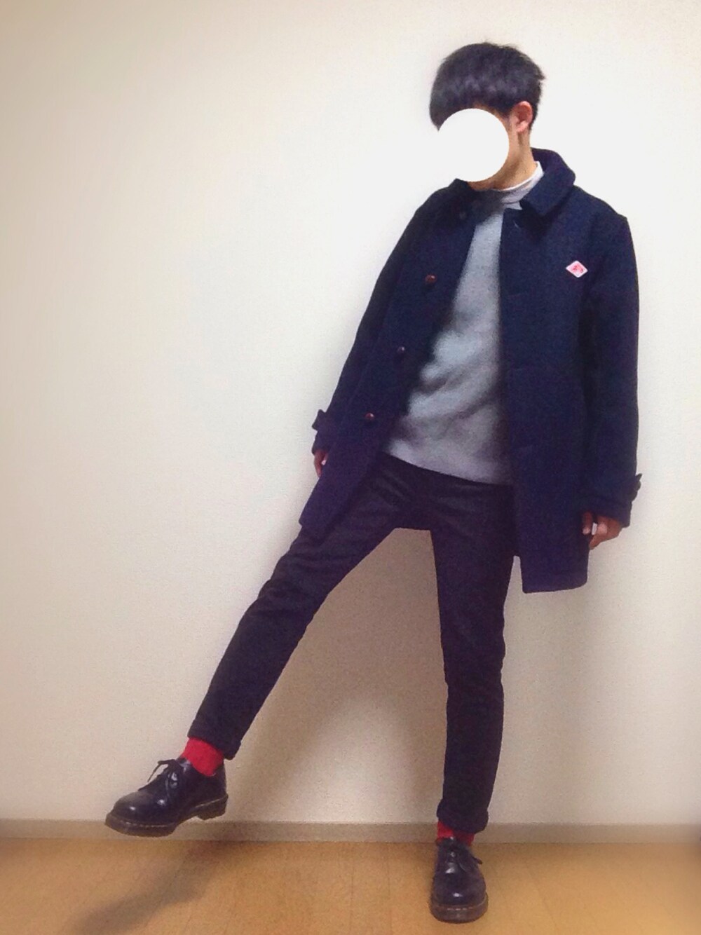 ブルー系のステンカラーコート、ホワイト系のTシャツ/カットソー、グレー系のニット/セーターを着用したメンズの秋コーディネートの1枚目の写真