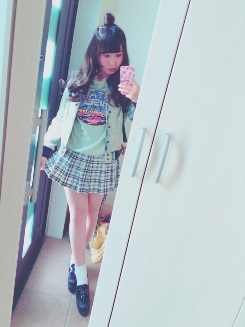「休日スタイル、プリーツスカート、チェック、デニム、ハーフアップお団子、原宿、名古屋、遊び、黒リュック、巻き髪」｜「jouetieのアイテム（トップス、グリーン系）」を使った、れぇ-なんさん（レディース・151cm）の春コーディネートの1枚目の写真