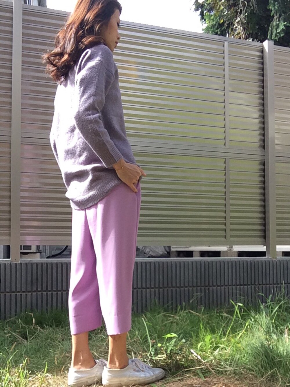 パープル系のニット/セーター、パープル系のその他パンツ、シルバー系のスニーカーを着用したレディースの秋コーディネートの1枚目の写真