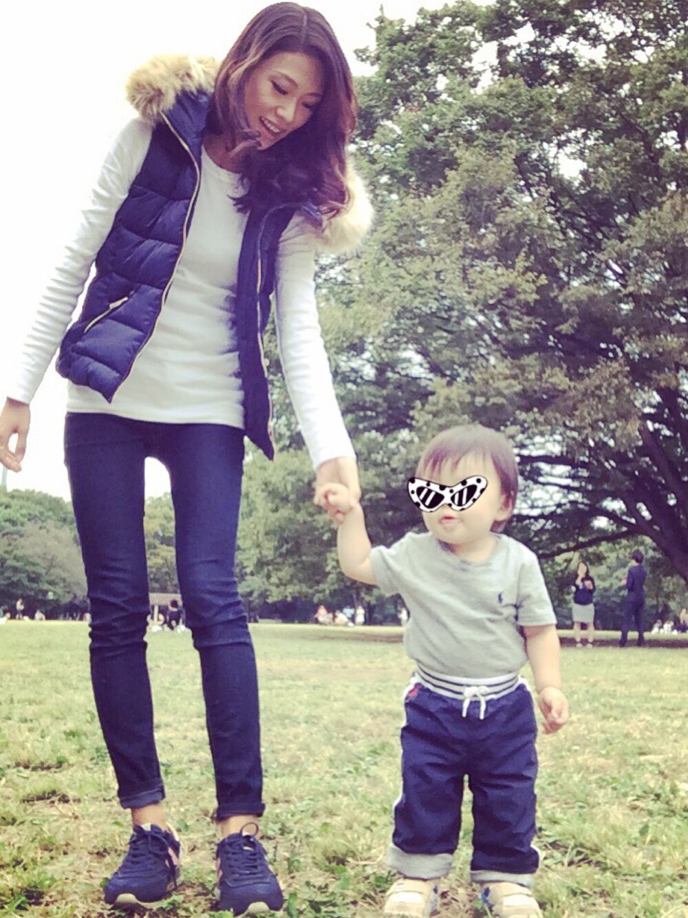 ブルー系のダウンベスト、ホワイト系のTシャツ/カットソー、ブルー系のデニムパンツを着用したレディースの秋コーディネートの1枚目の写真