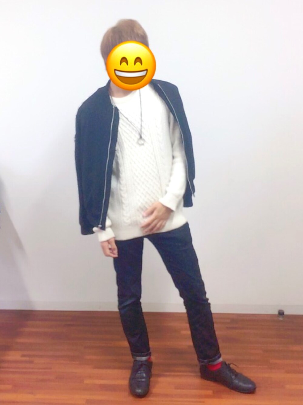 ホワイト系のニット/セーター、ブラック系のその他パンツ、ブラック系のドレスシューズを着用したメンズの秋コーディネートの1枚目の写真