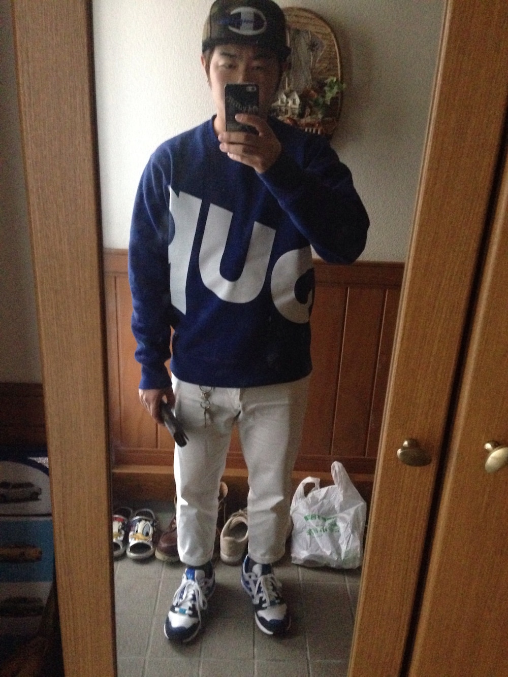 「supreme、UNIQLO、ストリート、RAGEBLUE、adidas、スウェット、白パンツ、Champion、champion supreme、グレーソックス」｜「Supreme のアイテム（スウェット、ブルー系）」を使った、Takaさん（メンズ・165cm）の春コーディネートの1枚目の写真