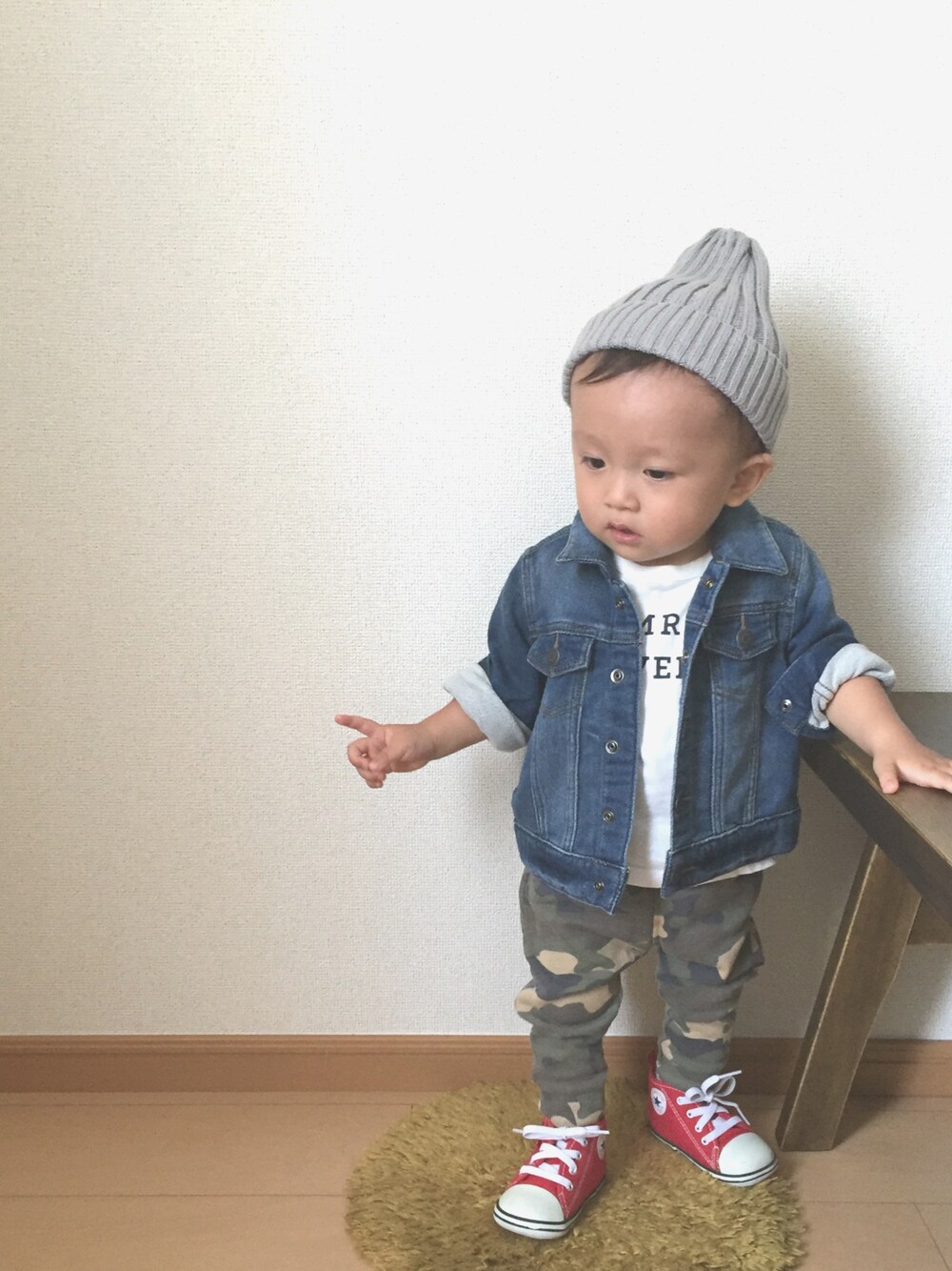 「ドラフトGAP、GAP、キッズファッション、キッズコーデ、デニムジャケット、カモフラパンツ、赤コンバース、1歳、男の子」｜「しまむらのアイテム（ニットキャップ/ビーニー、グレー系）」を使った、souta✭さん（キッズ・80cm）の夏コーディネートの1枚目の写真