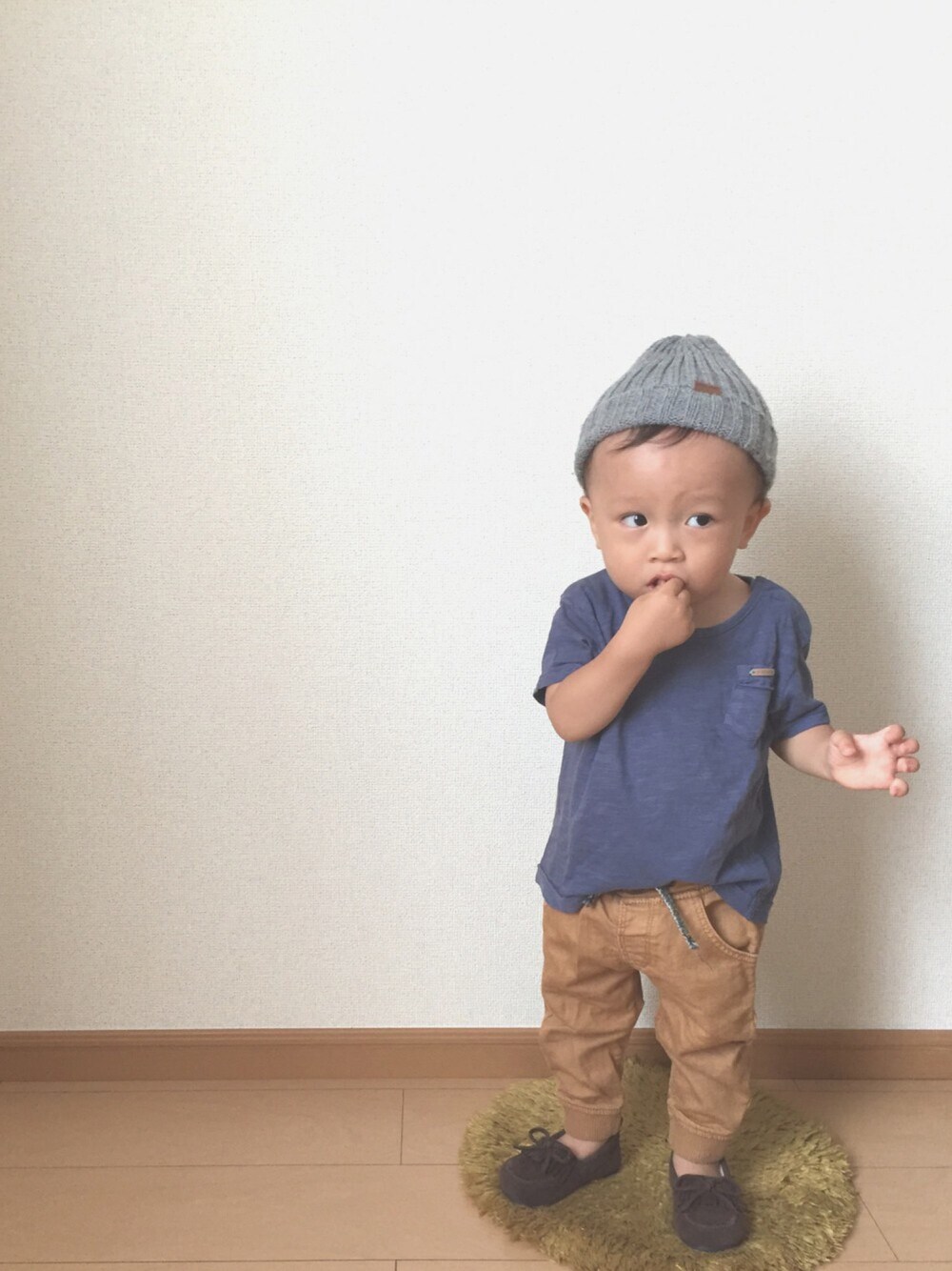 「秋コーデ、キッズコーデ、kids、おとこのこ、男の子コーデ、ZARA KIDS、1歳、モカシン」｜「petit mainのリブ編みニット帽（ニットキャップ/ビーニー、グレー系）」を使った、souta✭さん（キッズ・80cm）の秋コーディネートの1枚目の写真