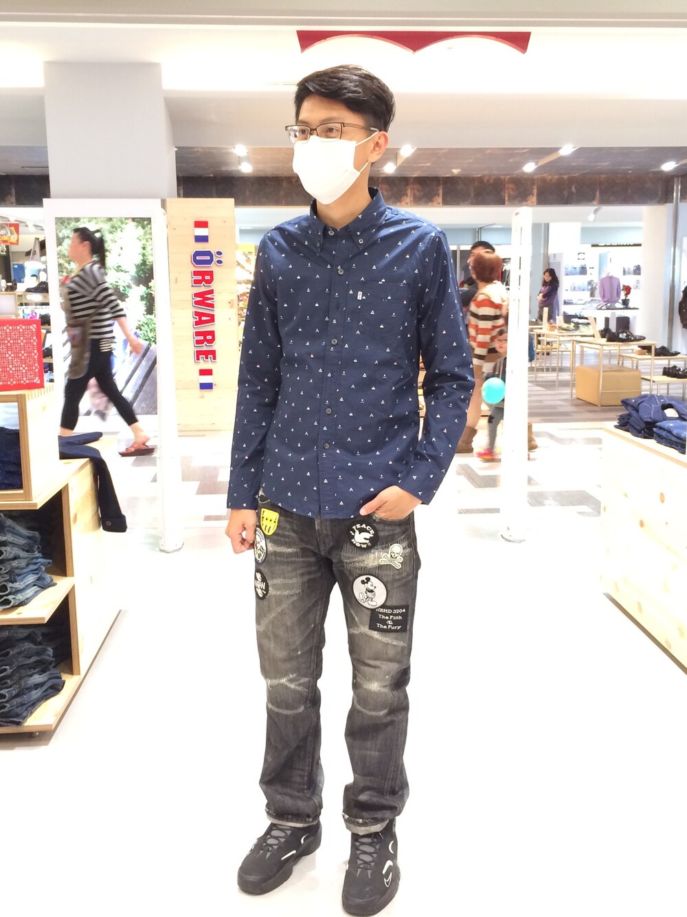 「Levi'sのアイテム（シャツ/ブラウス、ブルー系）」を使った、TimChenさん（メンズ・173cm）の冬コーディネートの1枚目の写真