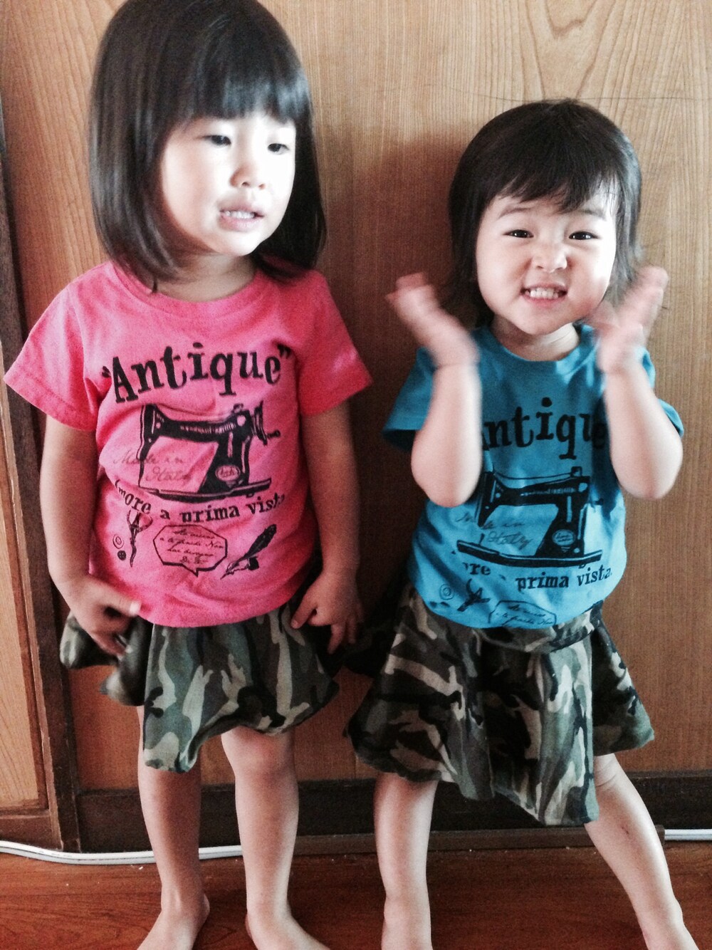 「カモフラ、フレアスカート、handmade」｜「BRANSHESのアイテム（Tシャツ/カットソー、ブルー系）」を使った、mippikaさん（レディース・90cm）の秋コーディネートの1枚目の写真