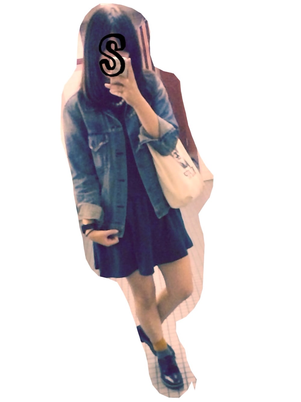 ブラック系のその他シューズ、グリーン系のワンピース、ブルー系のデニムジャケットを着用したレディースの秋コーディネートの1枚目の写真