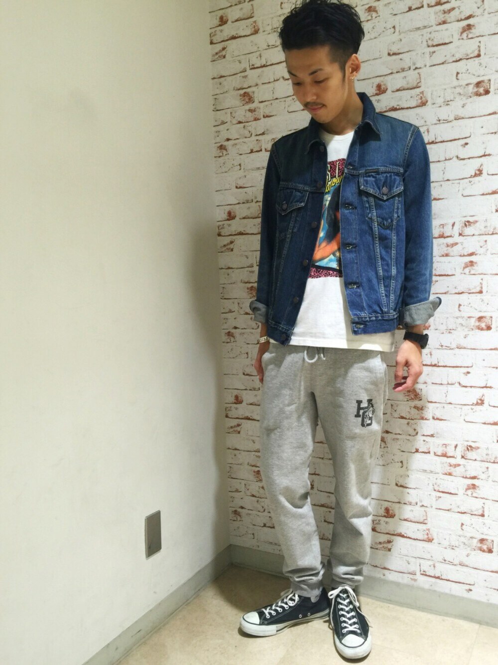 「デニムジャケット、Gジャン、スウェット、スニーカー、Hysteric Glamour、ヒステリックグラマー」｜「HYSTERIC GLAMOURのUSED加工デニム 3RD TYPE Gジャン（デニムジャケット、ブルー系）」を使った、森 拓巳さん（メンズ・176cm）の夏コーディネートの1枚目の写真