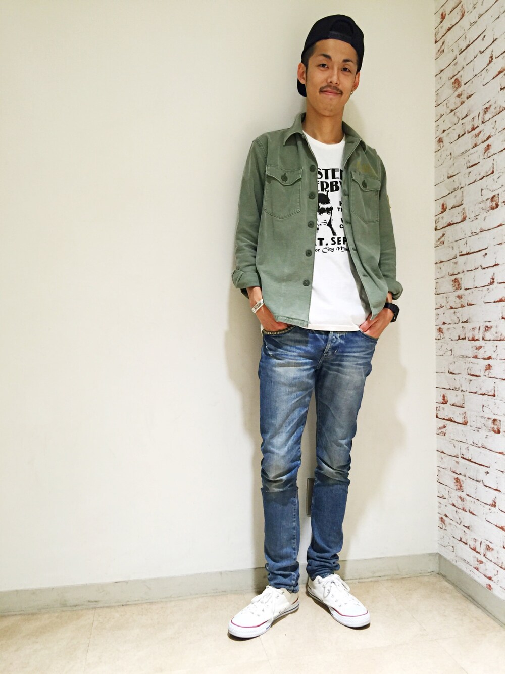 「ミリタリー、デニム、スニーカー、秋のコーデ、Hysteric Glamour、ヒステリックグラマー」｜「HYSTERIC GLAMOURのHYS ASSOCIATION メッシュキャップ（キャップ、ブラック系）」を使った、森 拓巳さん（メンズ・176cm）の夏コーディネートの1枚目の写真