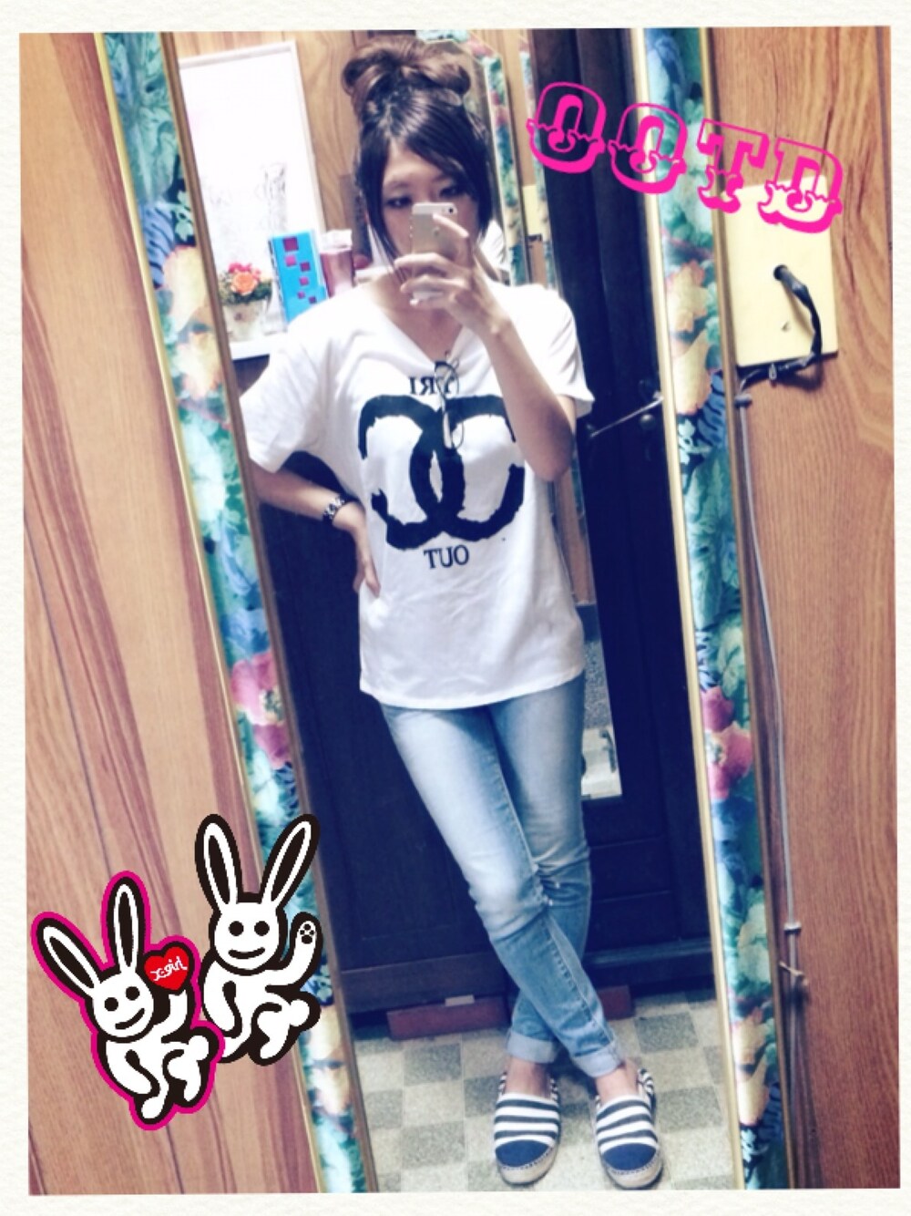 「パロディ、エスパドリーユ、リラックススタイル、お団子ヘアー」｜「AGNOSTのTシャツ（Tシャツ/カットソー、ホワイト系）」を使った、mrk28さん（レディース・158cm）の秋コーディネートの1枚目の写真