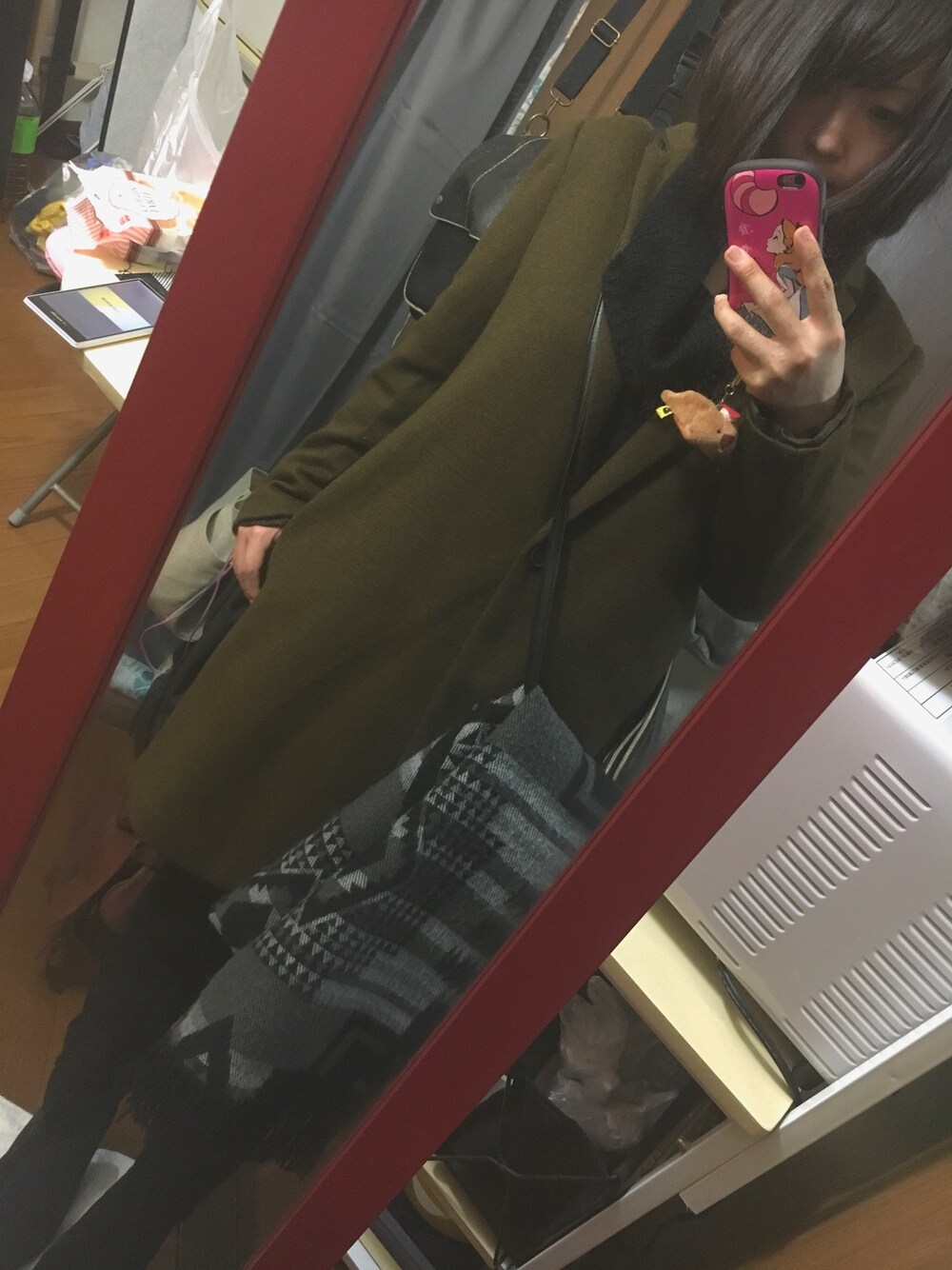 グリーン系のテーラードジャケット、ブラック系のブーツ、ブラック系のカーディガン/ボレロを着用したレディースの冬コーディネートの1枚目の写真