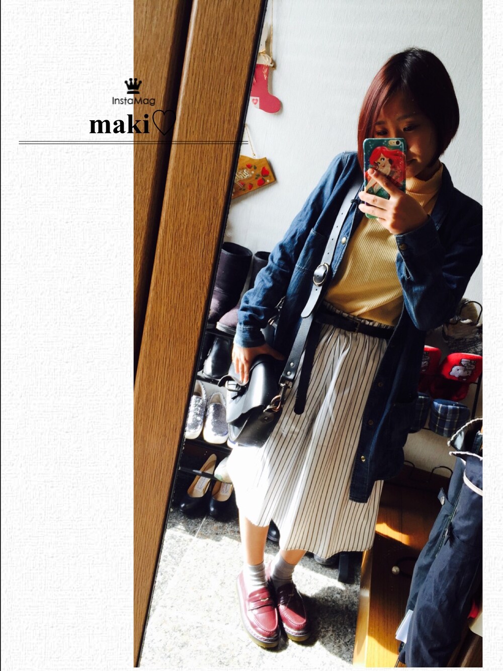 レッド系のその他シューズ、その他のその他パンツ、ブルー系のデニムジャケットを着用したレディースの冬コーディネートの1枚目の写真