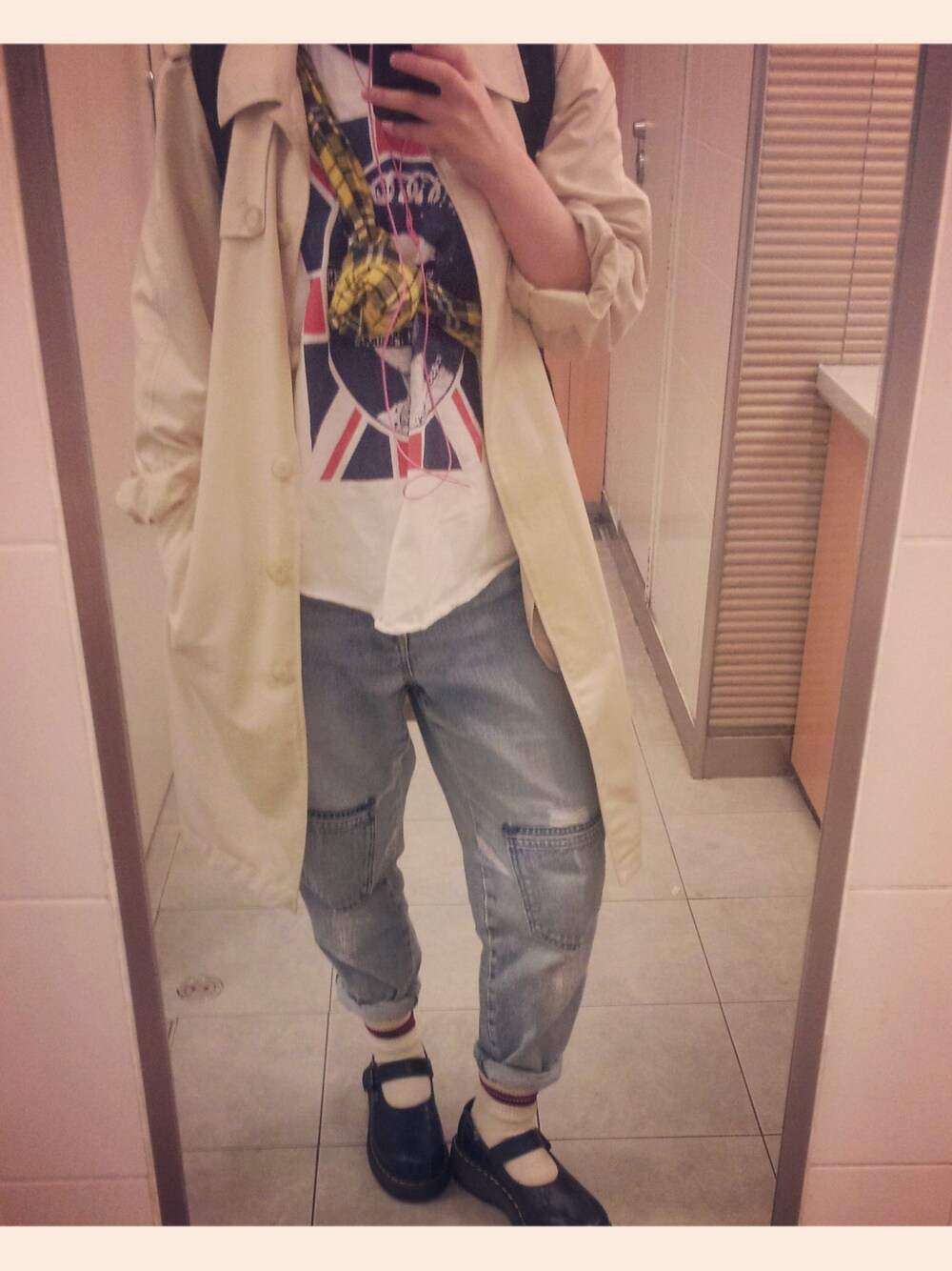 「トレンチコート、チェックシャツ、Tシャツ、靴下、トレンチ、Dr.Martens、ドクターマーチン、ラグラン、ボーイズデニム、こしまきスタイル」｜「パンツ（デニムパンツ、ブルー系）」を使った、あすぱむさん（レディース・159cm）の春コーディネートの1枚目の写真