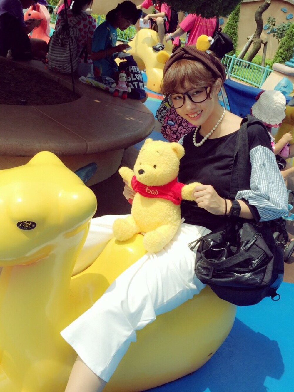 「ガウチョパンツ、ラフ、スニーカー、黒リュック、ぬいぐるみ、めがね、ヘアバンド、GRL、disney」｜「GRLのアイテム（パンツ、ホワイト系）」を使った、ponmakoさん（レディース・160cm）の夏コーディネートの1枚目の写真