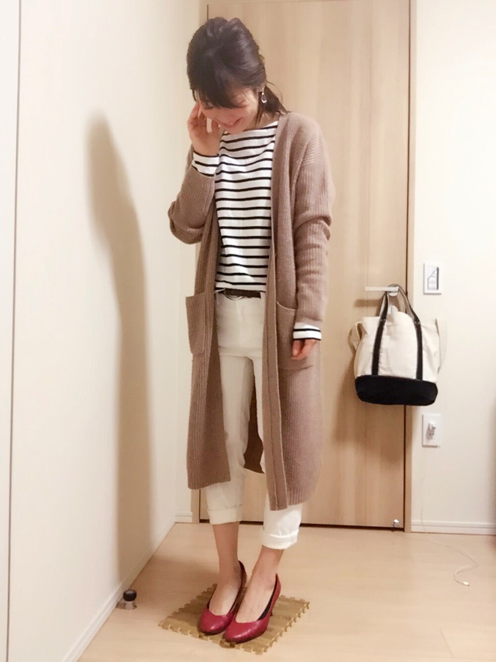 レッド系のパンプス、ホワイト系のデニムパンツ、その他のTシャツ/カットソーを着用したレディースの春コーディネートの1枚目の写真