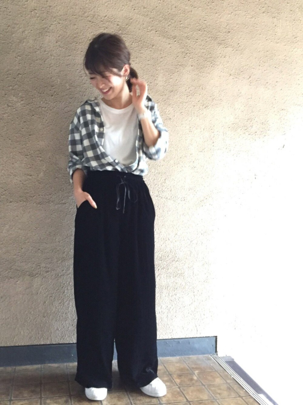 ブラック系のスニーカー、ブラック系のその他パンツ、グレー系のシャツ/ブラウスを着用したレディースの秋コーディネートの1枚目の写真