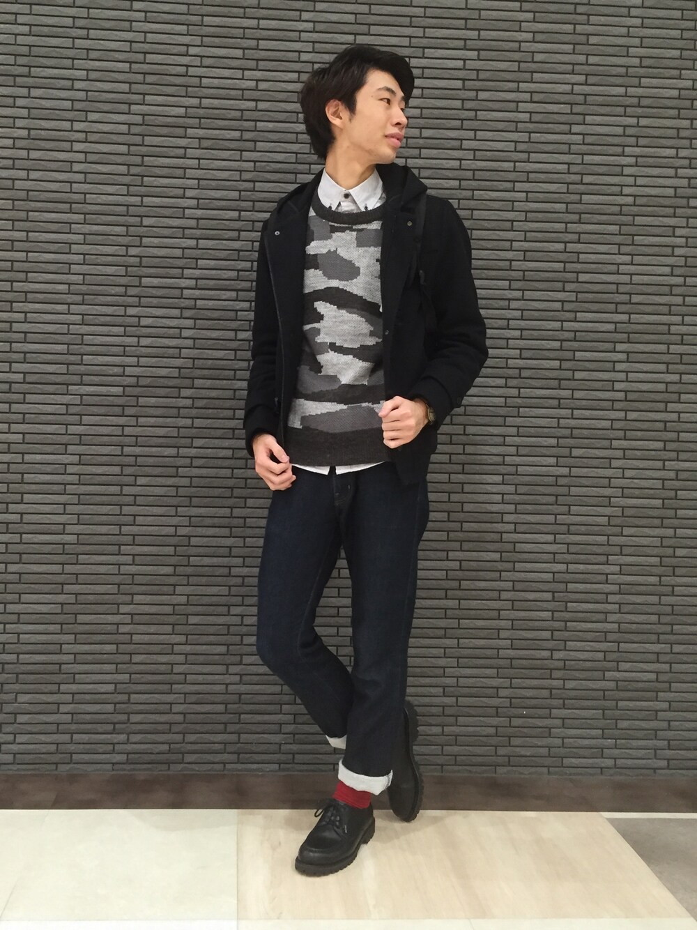 「宮崎WEAR部、ダッフルコート、カモフラニット、スウェットデニム、赤靴下、バックパック/リュック、七三分けヘアー、柄ニット」｜「UNION STATIONのメルトンダッフルコート（ダッフルコート、ブルー系）」を使った、SAKURAGIさん（メンズ・179cm）の秋コーディネートの1枚目の写真