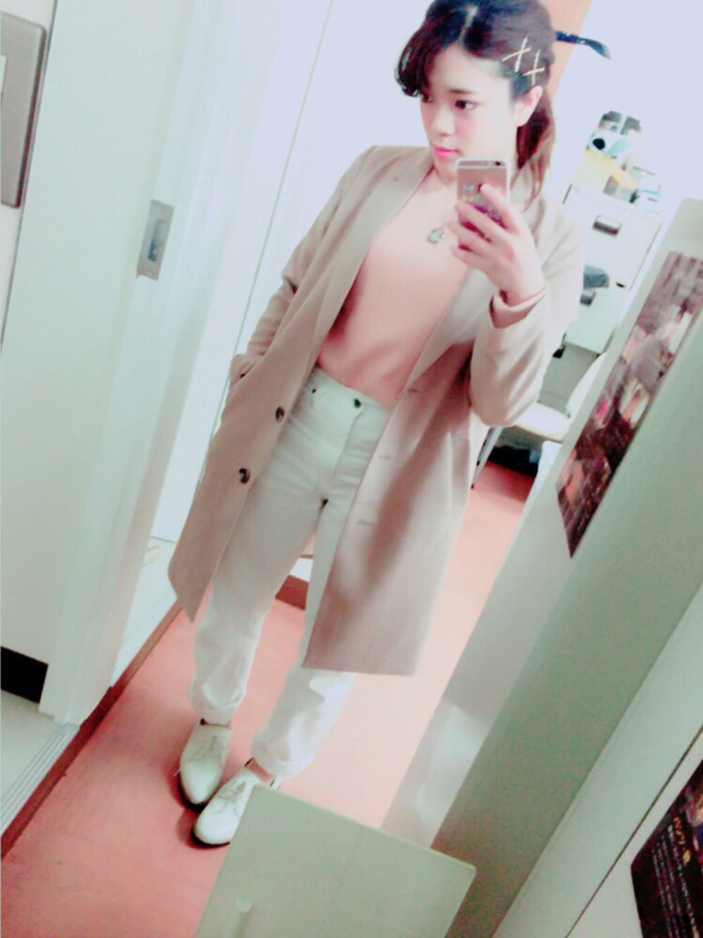「earth music&ecology、Green Parks、春ニット、ピンク、白パンツ、カジュアル、チェスターコート、オリエンタルトラフィック、メンズライクシューズ」｜「earth music&ecologyの【2016Spring】ホワイトデニムボーイフレンドパンツ（デニムパンツ、ホワイト系）」を使った、たけだ あかり ✩*°さん（レディース・160cm）の春コーディネートの1枚目の写真