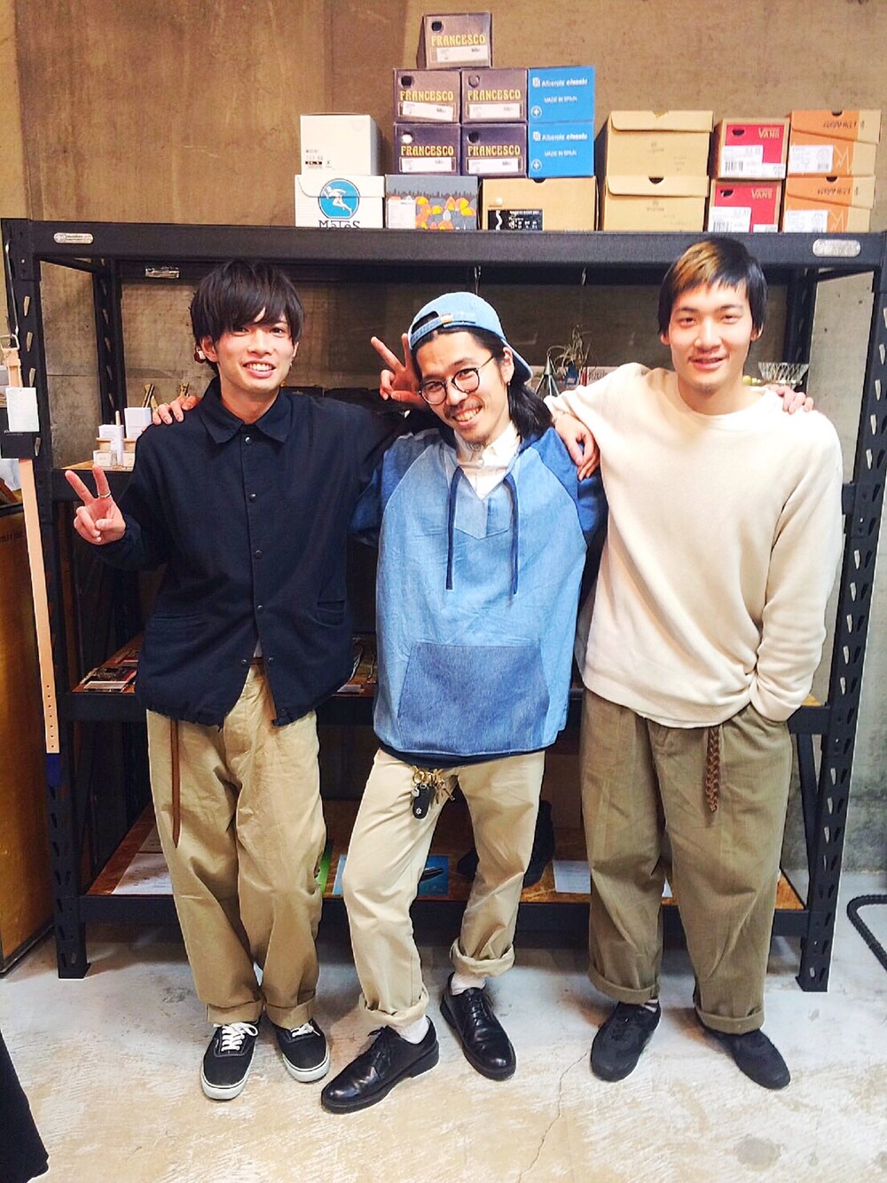 「KNOCKOUT、デニム、キャップ」｜「go-getterのアイテム（パーカー、ブルー系）」を使った、ワキタシュヤさん（メンズ・170cm）の春コーディネートの1枚目の写真