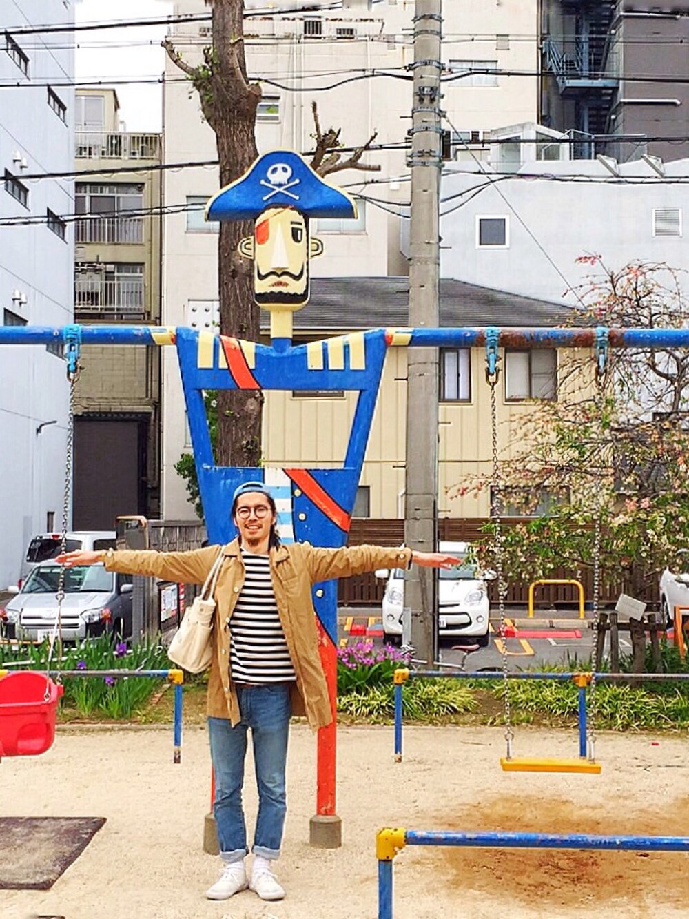 「公園、ブランコ、春コーデ」｜「have a good dayのアイテム（ジャケット/アウター、ベージュ系）」を使った、ワキタシュヤさん（メンズ・170cm）の春コーディネートの1枚目の写真