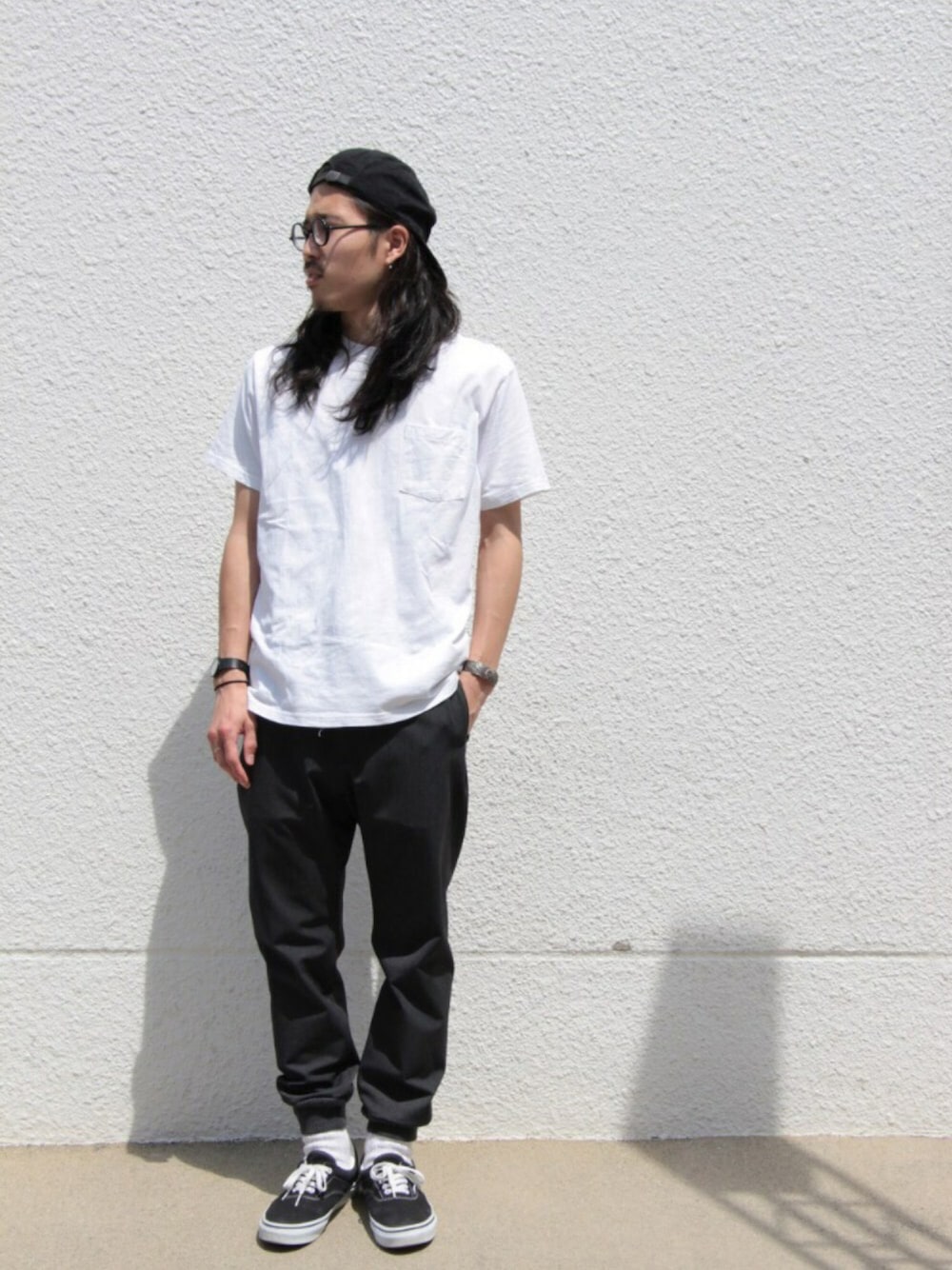 「メガネ男子、ロン毛、夏、セレクトショップ、KNOCKOUT」｜「FRUIT OF THE LOOMのアイテム（Tシャツ/カットソー、ホワイト系）」を使った、ワキタシュヤさん（メンズ・170cm）の夏コーディネートの1枚目の写真