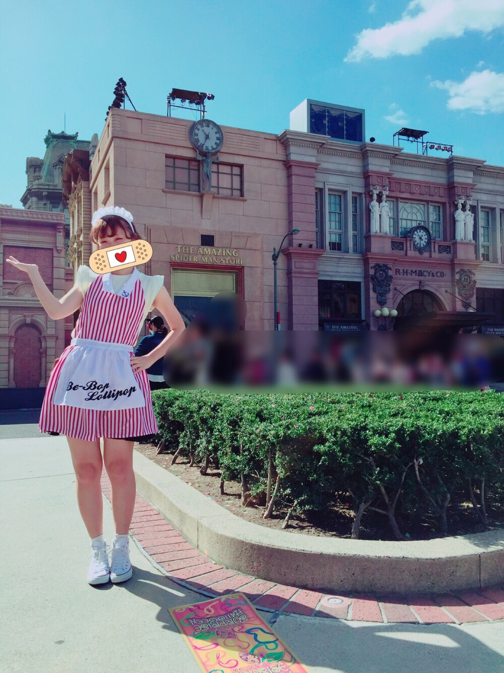 レッド系のサロペット/オーバーオール、ホワイト系のスニーカー、ブラック系のつなぎ/オールインワンを着用したレディースの秋コーディネートの1枚目の写真