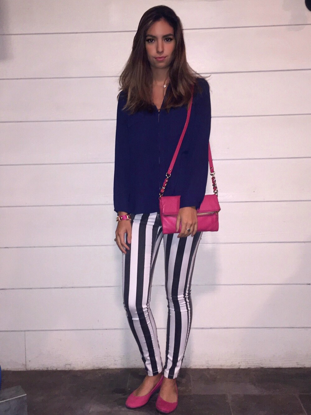 「R29SeeingStripes、ootd、street、stripe、black and white、casual、outfit、FOREVER 21、supreme、WOMEN」｜「kate spade new yorkのアイテム（メッセンジャーバッグ、ピンク系）」を使った、Jessika Rodriguezさん（レディース・173cm）の秋コーディネートの1枚目の写真