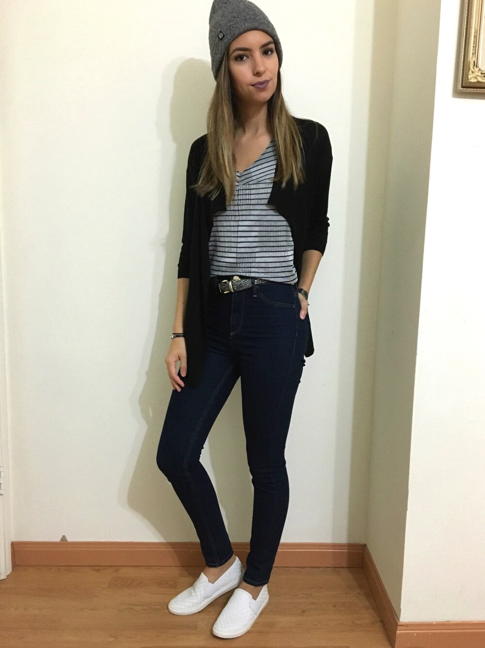 「The90s_TBrand、ootd、outfit、fall、denim、casual、hat、stripe、black and white、streetstyle」｜「Arturo Chiangのアイテム（その他シューズ、ホワイト系）」を使った、Jessika Rodriguezさん（レディース・173cm）の秋コーディネートの1枚目の写真