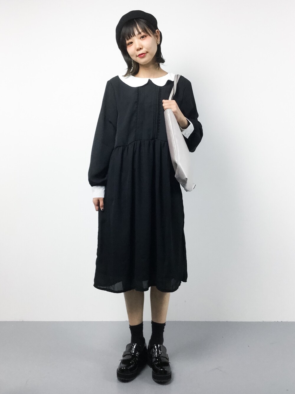 「トートバッグ、ワンピース、シンプル、秋のコーデ、黒、モノトーン、ガーリー、レトロ、きれいめカジュアル、秋コーデ」｜「merlot plusのバイカラー丸襟シフォンワンピース2295（ワンピース、ブラック系）」を使った、ambiさん（レディース・160cm）の秋コーディネートの1枚目の写真