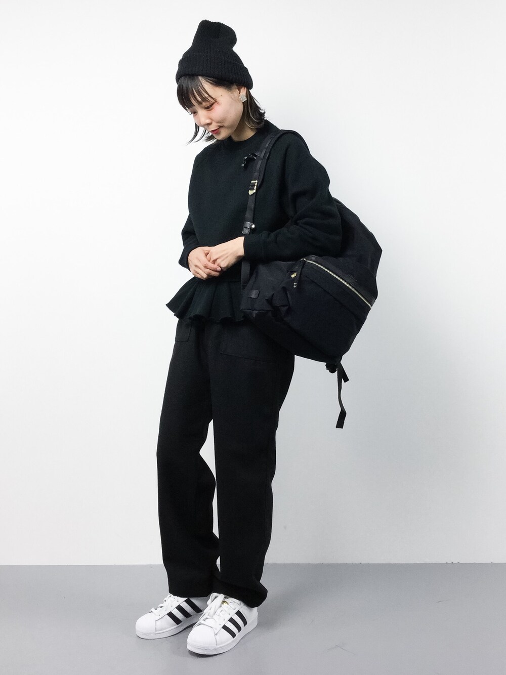 「スウェット、カジュアル、黒、オールブラック、トレーナー、ラフ、ootd、ゆるコーデ、ラクチンコーデ、秋冬」｜「PAMEO POSEのPEPLUM SWEAT TOP（スウェット、ブラック系）」を使った、ambiさん（レディース・160cm）の秋コーディネートの1枚目の写真