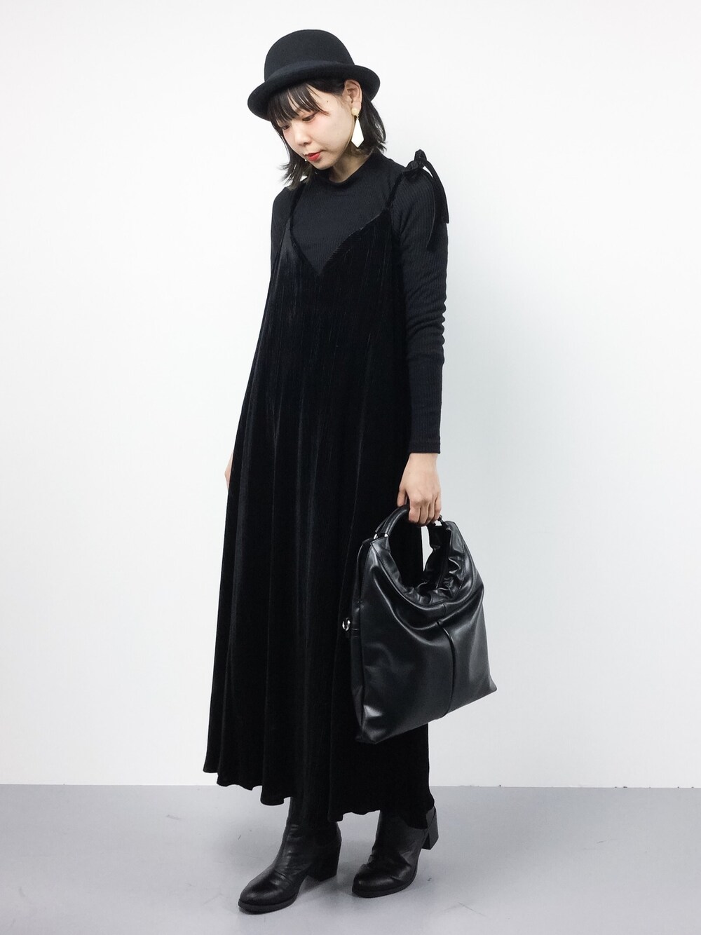 「ワンピース、シンプル、ブラック、黒、冬コーデ、ベロア、モード、ootd、オトナカジュアル、秋冬」｜「UNITED TOKYOのプリーツベロアワンピース（ワンピース、ブラック系）」を使った、ambiさん（レディース・160cm）の秋コーディネートの1枚目の写真