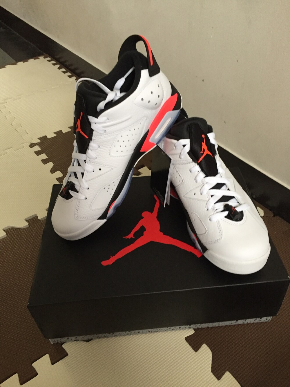 「AIR JORDANのアイテム（スニーカー、ホワイト系）」を使った、たによしさん（メンズ・162cm）の秋コーディネートの1枚目の写真