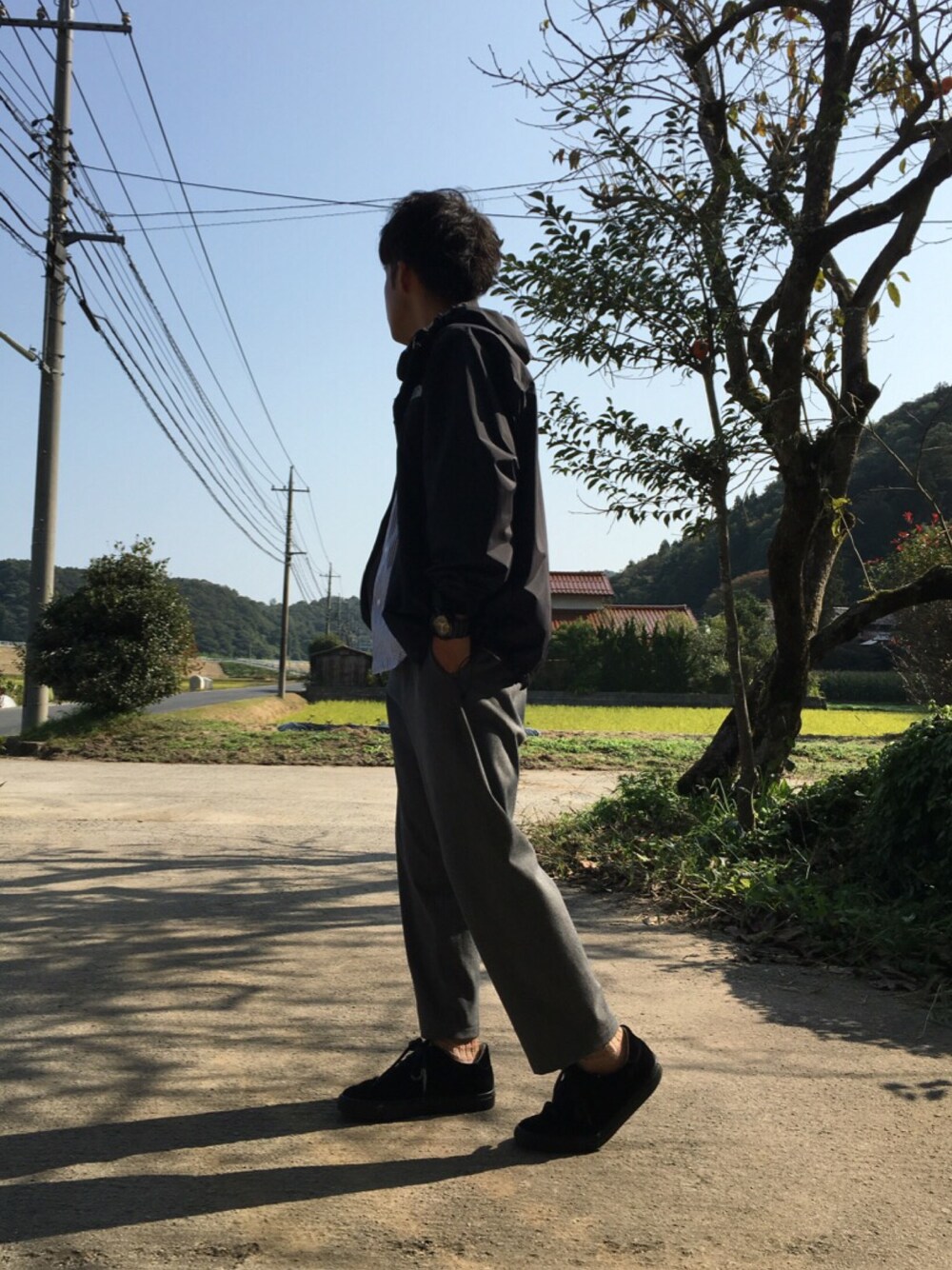 「スポーツミックス、マウンテンパーカー、スラックス、シンプル、シンプルコーデ、秋のコーデ、うしろ姿」｜「THE NORTH FACEのTHE NORTH FACE Dot Shot Jacket（ナイロンジャケット、ブラック系）」を使った、ysidさん（メンズ・165cm）の秋コーディネートの1枚目の写真