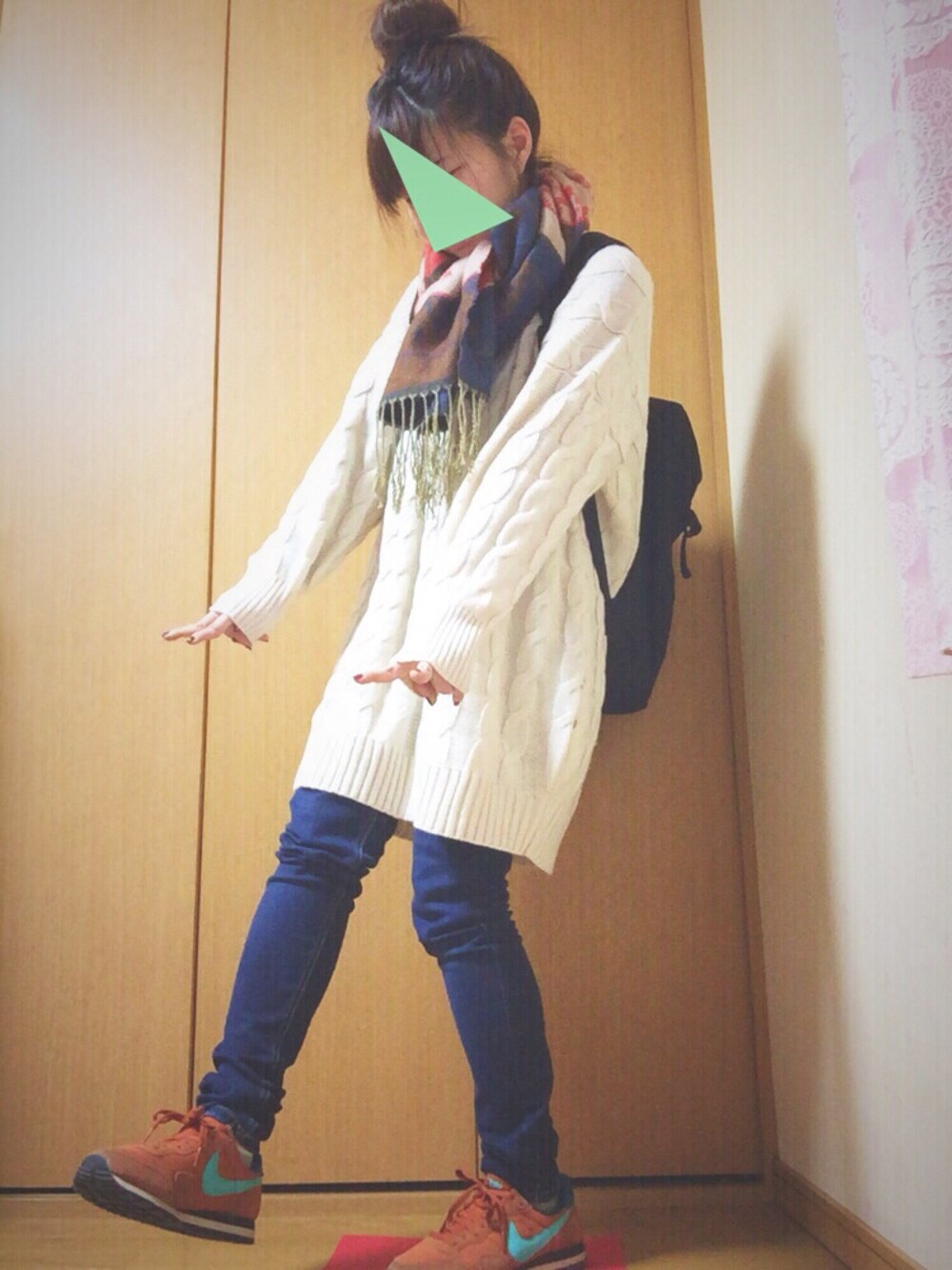「プチプラ、白ニット、スキニーデニム、マフラー、NIKE AIR、おだんごヘアー、aiko、aikoジャンキー」｜「zootieのアイテム（ニット/セーター、ホワイト系）」を使った、ゆっき。さん（レディース・154cm）の冬コーディネートの1枚目の写真