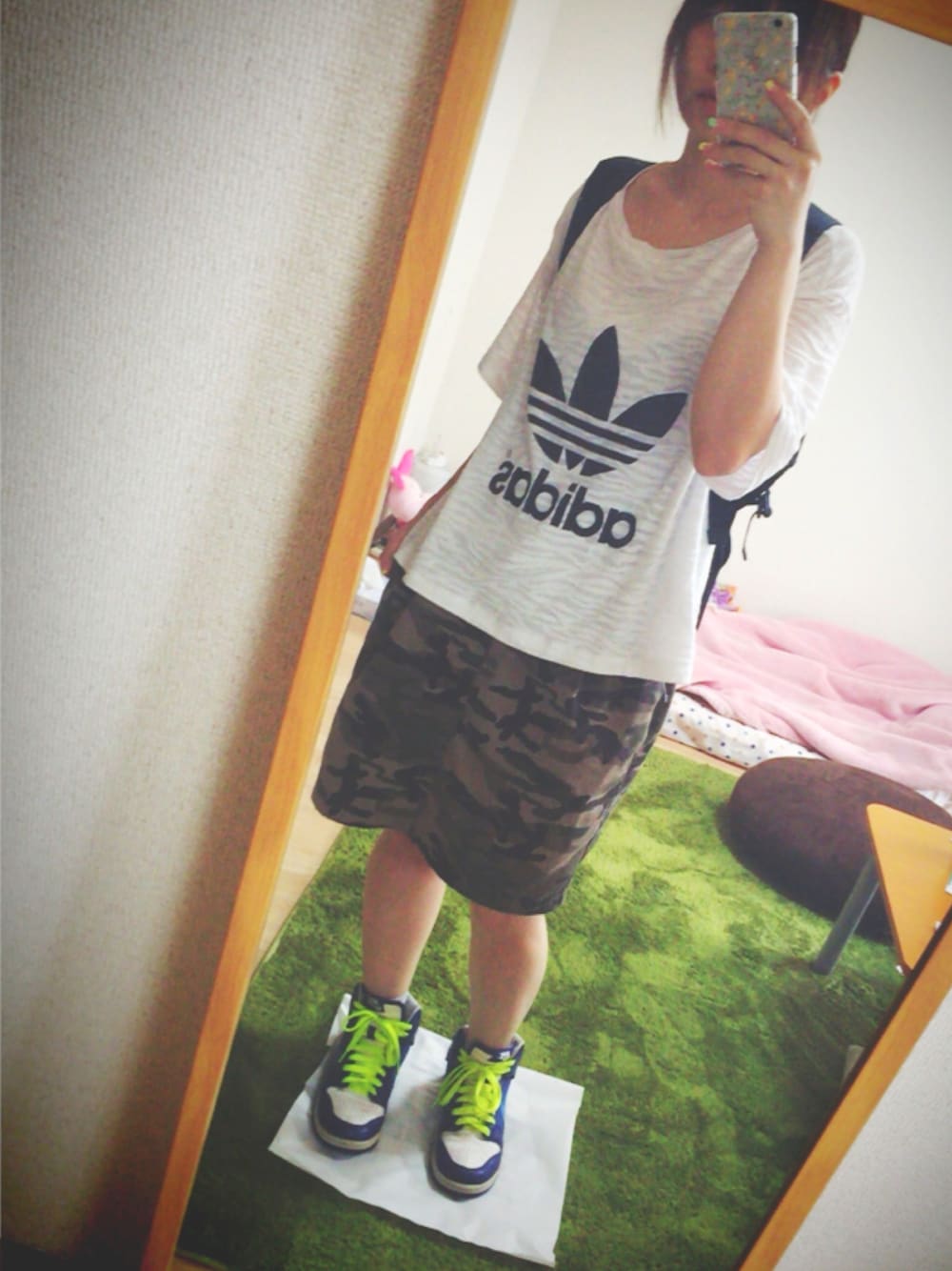 「adidas、アディダス、靴はナイキ、白Tシャツ、ゆるコーデ、カジュアル、楽チン、休日、リュック、夕飯はシチュー」｜「OLIVE des OLIVEのカモフラージュタイトスカート（スカート、グリーン系）」を使った、ゆっき。さん（レディース・154cm）の夏コーディネートの1枚目の写真