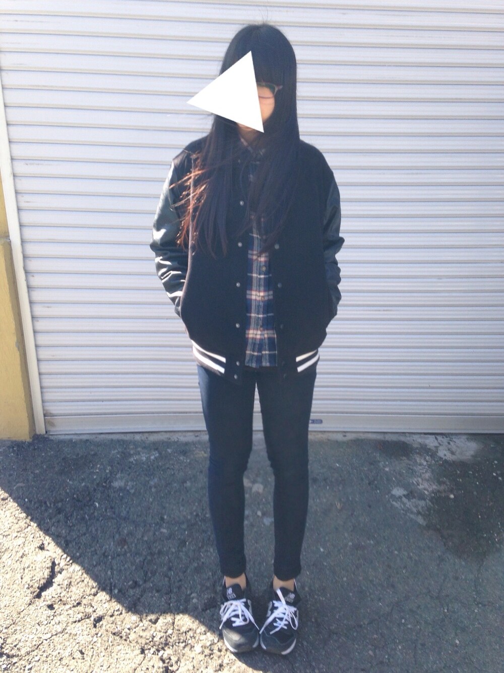 ブルー系のデニムパンツ、ブラック系のスタジャン、ブルー系のスニーカーを着用したレディースの冬コーディネートの1枚目の写真