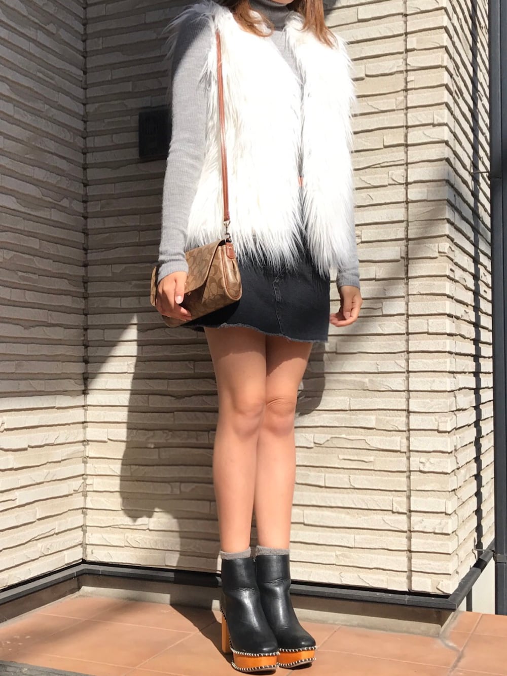 「オトナカジュアル、デニム、moussy、ファーベスト、COACH、AW、休日スタイル、guess、moussyブーツ」｜「MOUSSYのWOODEN HEEL BOOTS Ⅱ（ブーツ、ブラック系）」を使った、mo ☾さん（レディース・157cm）の秋コーディネートの1枚目の写真