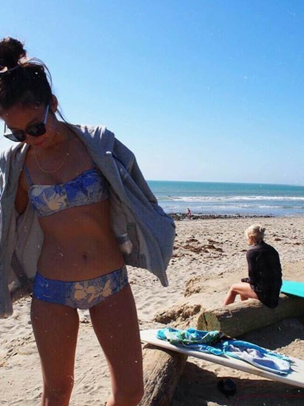 ブルー系の水着を着用したレディースの春コーディネートの1枚目の写真