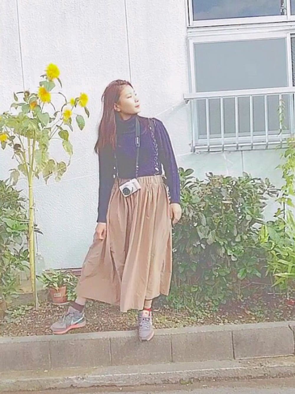 「ootd、outfit、ニット、ネイビーニット、ベージュスカート、ロングスカート、スニーカー、カメラ、olympus、お散歩」｜「MAJESTIC LEGONの編み上げケーブルプルオーバー（ニット/セーター、グレー系）」を使った、りなさん（レディース・162cm）の秋コーディネートの1枚目の写真