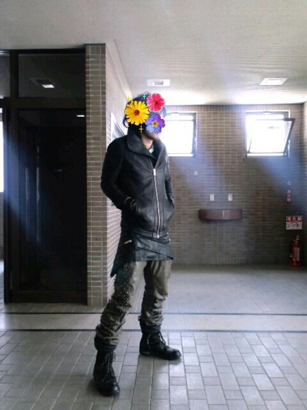 ブラック系のライダースジャケットを着用したメンズの秋コーディネートの1枚目の写真
