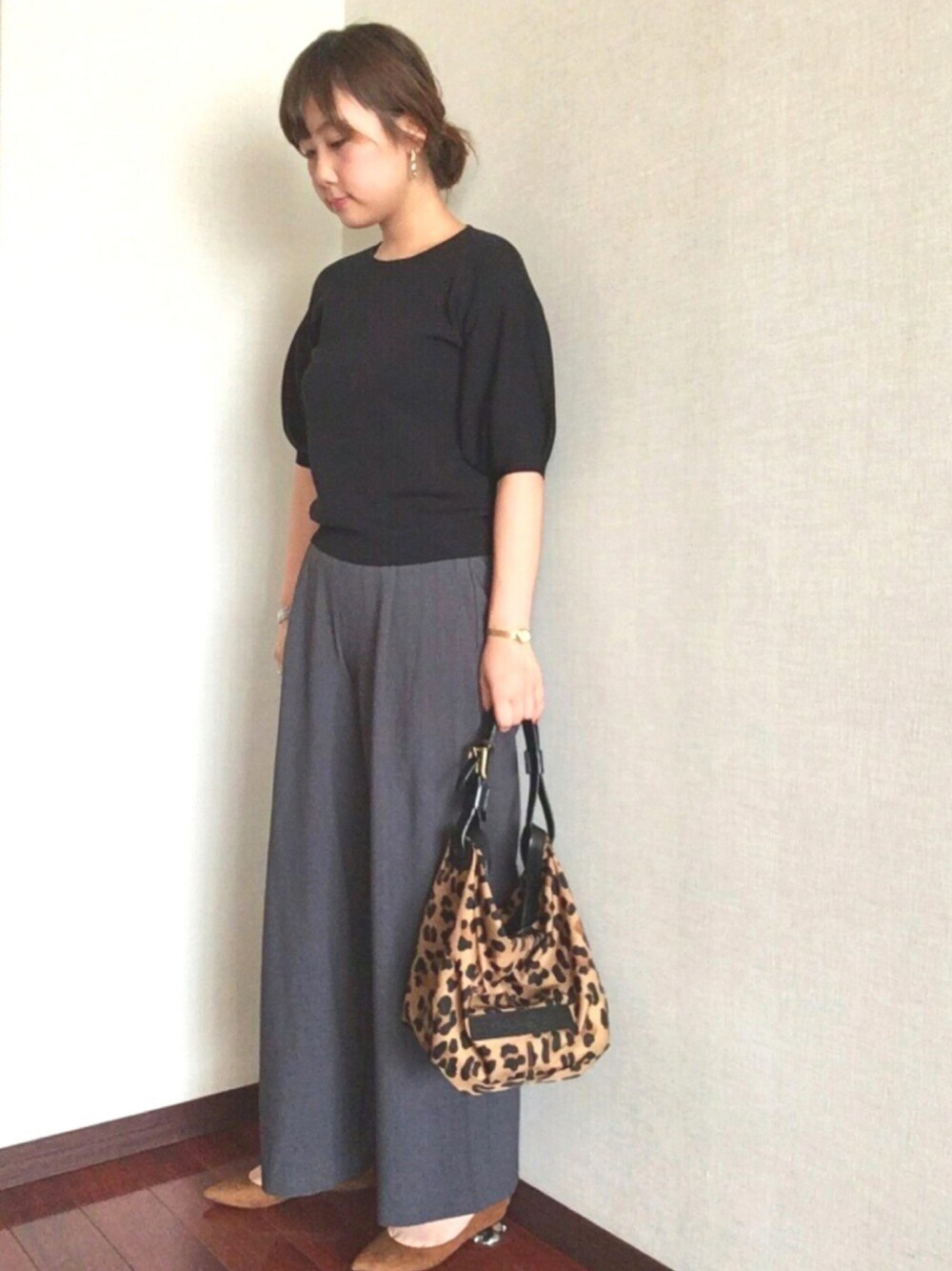 「休日スタイル、大人カジュアル、秋のコーデ、ワイドパンツ、ブラウン、レオパード」｜「Import & Selectのアイテム（ニット/セーター、ブラック系）」を使った、nattsunさん（レディース・165cm）の秋コーディネートの1枚目の写真