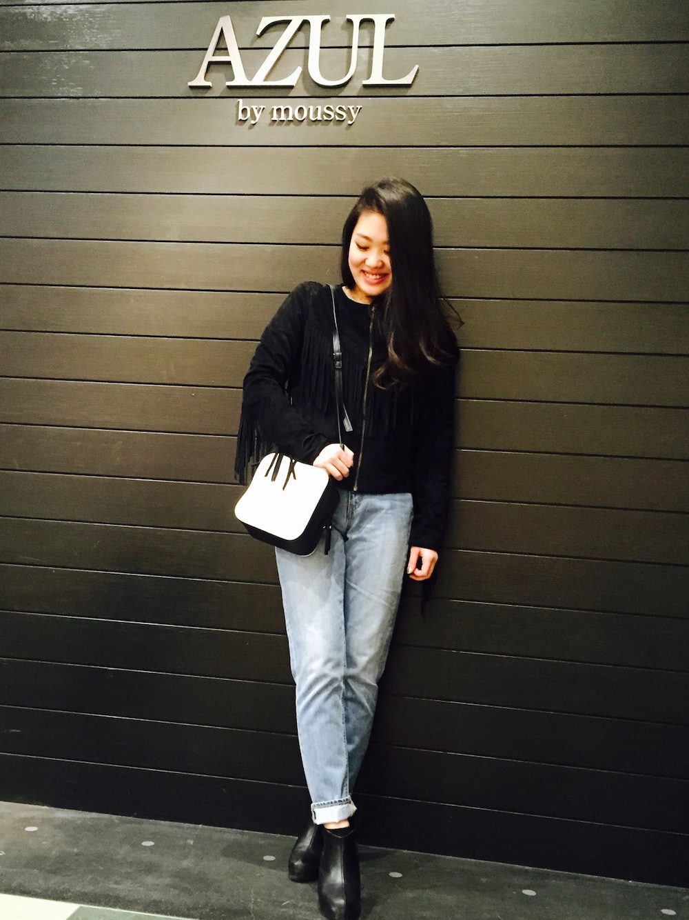 「AZUL by moussy、フリンジ、ジャケット、ボーイフレンドデニム、デニム、カジュアル、ショートブーツ」｜「AZUL by moussyのフェイクスエードフリンジジャケット（ノーカラージャケット、ブラック系）」を使った、mikotoさん（レディース・158cm）の秋コーディネートの1枚目の写真