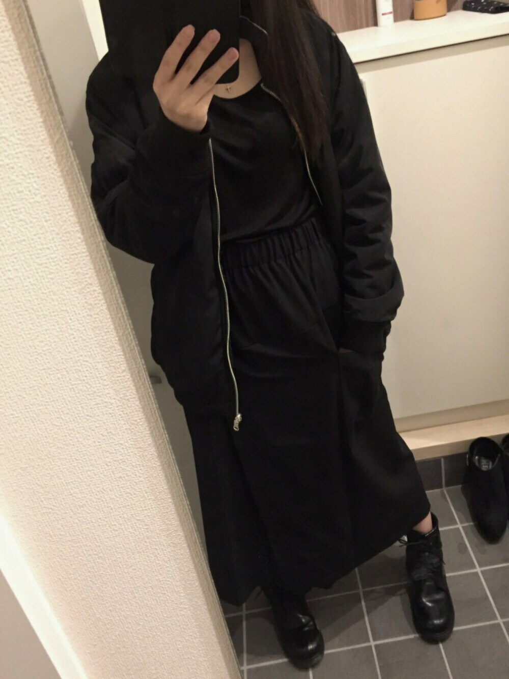 「モノクロ、ゆるコーデ、シンプル、パンツスタイル、MA-1、モード、冬」｜「池袋周辺のアイテム（ブーツ、ブラック系）」を使った、mushiさん（レディース・153cm）の冬コーディネートの1枚目の写真